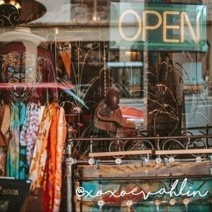 C L O S E T • B O O K M A R K